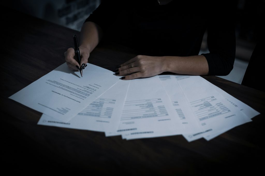 Cumuler mandat social et contrat de travail : dans quels cas est-ce possible sans risque de requalification ?